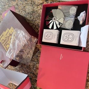 diptyque candle
brand new
2 candles
no scratch
Include box bag